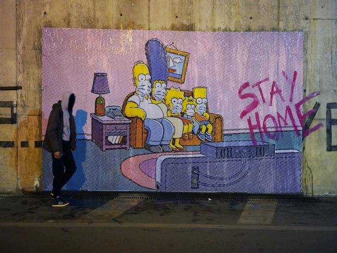 Coronavirus, a Pompei un murale dei Simpson sul divano: «Sweet home», l’opera dello street artist Nello Petrucci