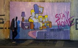 Coronavirus, a Pompei un murale dei Simpson sul divano: «Sweet home», l’opera dello street artist Nello Petrucci